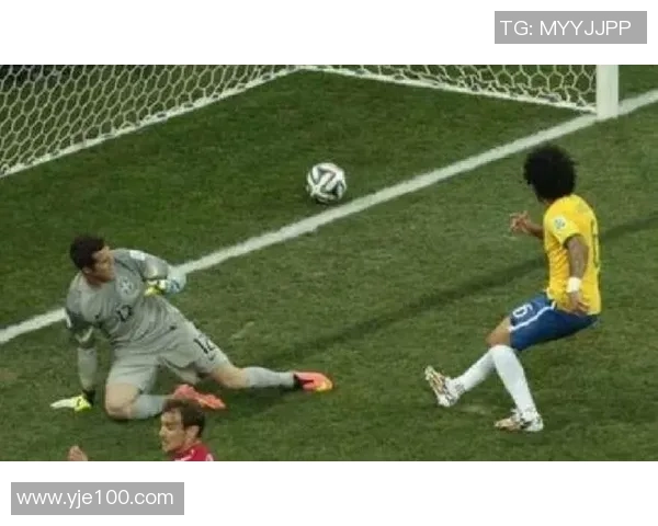 足球明星乌龙球引发热议赛场意外成焦点球迷反应各异